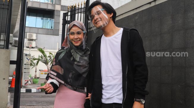 Pose Penyanyi Anisa Rahma dan suaminya, Anandito Dwis  didepan kamera saat ditemui di Kawasan Tandean, Jakarta Selatan, Kamis (16/7). [Suara.com/Alfian Winanto]