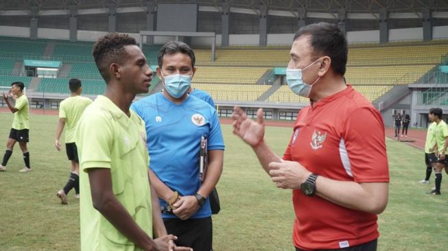 Ketua Umum PSSI Mochamad Iriawan mengunjungi training camp (TC) atau pemusatan latihan Timnas Indonesia U-16 di Stadion Patriot, Bekasi, Kamis (16/7/2020). (dok. PSSI). 