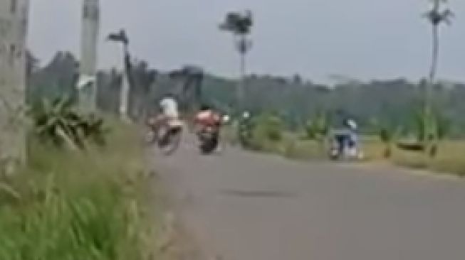 Bocah pengendara Honda BeAT langsung tersungkur setelah menabrak petani yang bersepeda (Facebook)