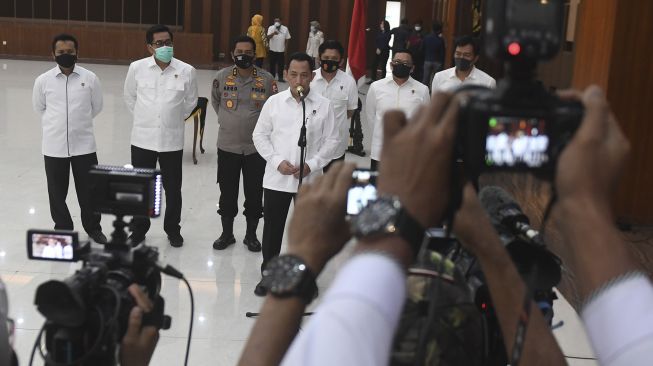 Kabareskrim Polri Komjen Pol Listyo Sigit Prabowo (tengah) memberikan keterangan terkait dicopotnya jabatan Kepala Biro Koordinasi dan Pengawasan (Korwas) PPNS Bareskrim Polri dari Brigjen Pol Pratesijo Utomo dalam upacara di Mabes Polri, Jakarta, Kamis (16/7/2020). [ANTARA FOTO/Akbar Nugroho Gumay]