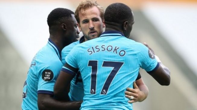 Striker Tottenham Hotspur Harry Kane (tengah) merayakan golnya bersama dua rekan setimnya saat menghadapi Newcastle United dalam lanjutan Liga Inggris di St James Park. OWEN HUMPHREYS / POOL / AFP