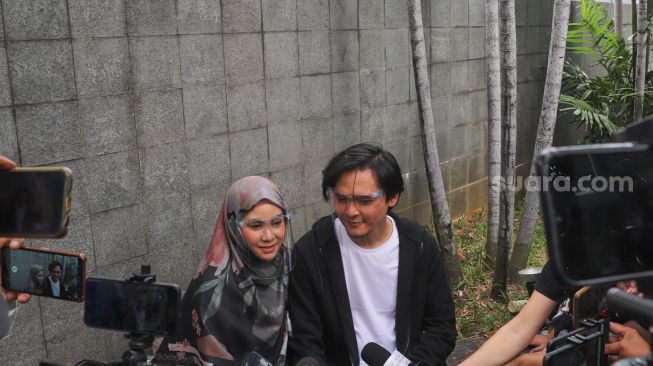 Penyanyi Anisa Rahma dan suaminya, Anandito Dwis  saat ditemui awak media di Kawasan Tandean, Jakarta Selatan, Kamis (16/7). [Suara.com/Alfian Winanto]