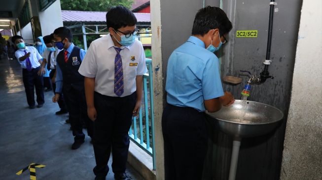 Siswa mencuci tangan sebelum memasuki kelas sekolahnya di Bandar Baru Bangi, Selangor, Malaysia pada 15 Juli 2020. [Foto/ Anadolu Agency]