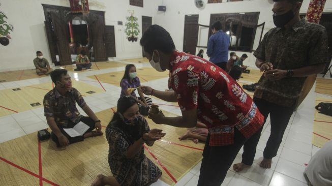 Umat Hindu Kaharingan melakukan ritual Kandayu Mambuwur Behas Hambaruan saat melaksanakan ibadah basarah di Balai Basarah, Palangkaraya, Kalimantan Tengah, Kamis (16/7/2020) malam. [ANTARA FOTO/Makna Zaezar]