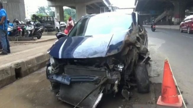 Mobil Honda HRV B 97 ARP yang dikendarai Anjani Rahma Pramesti (23), terparkir di bahu Jalan DI Panjaitan usai terlibat kecelakaan, Rabu (15/7/2020). (ANTARA/HO-Lantas Jaktim).