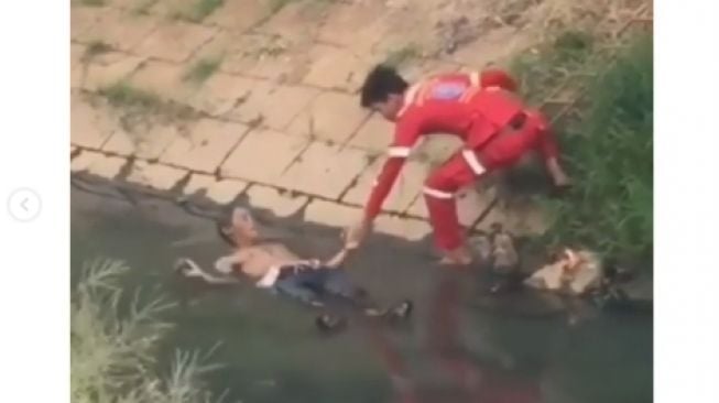 Dikira Mayat, Ternyata Pria Ini Rebahan di Tepi Sungai, Videonya Viral