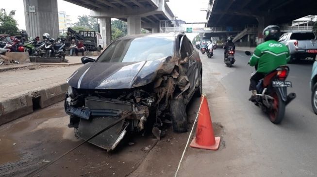 Kecelakaan mah. (asiswi cantik tabrak 2 warga hingga tewas di Jakarta Timur. (Suara.com/Bagaskara Isdiansyah)