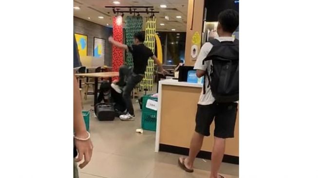 Seorang pengunjung McDonalds Hong Kong mengamuk setelah diperingatkan untuk  memakai masker.[Facebook]