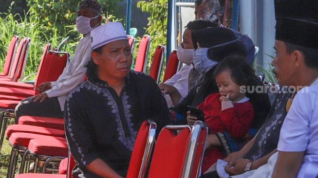 Wajah murung Mastur, Adik dari komedian Omaswati di rumah duka di kawasan Cimanggis, Depok, Jawa Barat, Jumat (17/7). [Suara.com/Alfian Winanto]