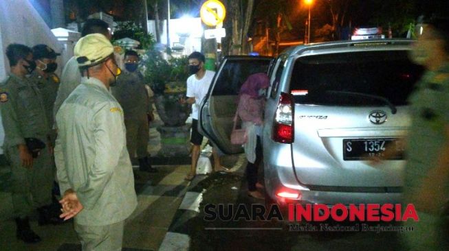 Cerita Tukang  Becak Intip Mobil  Bergoyang di Depan Rumah 