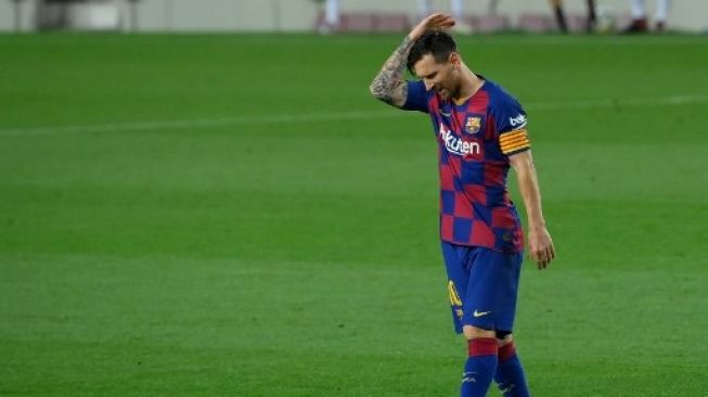 Reaksi Kapten Barcelona Lionel Messi setelah skuatnya kalah dari Osasuna dalam lanjutan Liga Spanyol di Camp Nou stadium. LLUIS GENE / AFP