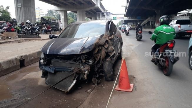 Kondisi Mobil Honda HRV pelat nomor B 97 ARP milik wanita bernama Anjani Rahma Pramest, pelaku tabrak lari di Jalan DI Panjaitan, Jaktim. Dua orang tewas dan satu luka-luka sesuai ditabrak Anjani. (Suara.com/Bagaskara).