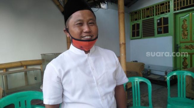 Komedian Narji di rumah duka Omaswati alias Omas di kawasan Depok, Jawa Barat, Jumat (17/7/2020). [Rena Pangesti/Suara.com]