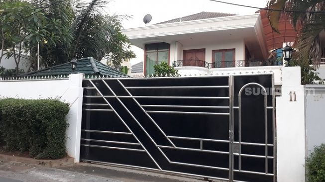 Penampakan rumah mewah di Pangkalan Jati, Depok, Jawa Barat milik artis Catherine Wilson yang kini ditangkap terkait kasus sabu-sabu. (Suara.com/Bagaskara).