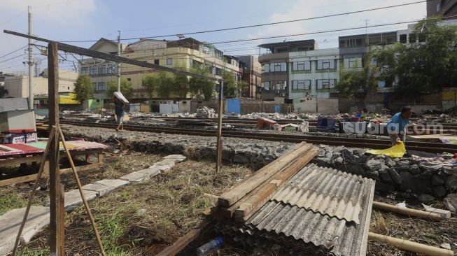 Warga Kampung Muka beraktivitas di sekitar tenda darurat yang didirikan secara mandiri setelah penggusuran pada 15 Juli 2020 lalu di Kawasan Stasiun Kampung Bandan, Jakarta, Jumat (17/7/2020). [Suara.com/Angga Budhiyanto]