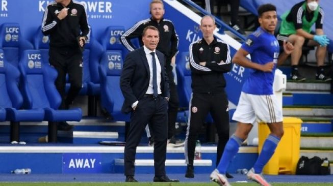 Manajer Leicester City Brendan Rodgers menyaksikan timnya berlaga menghadapi Sheffield United di pekan ke-36 Liga Premier, Jumat (17/7/2020). [AFP]