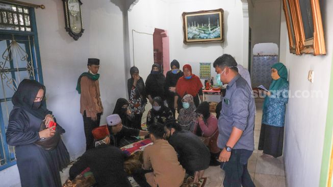 Para pelayat dan keluarga berdoa untuk almarhum Komedian Omaswati di rumah duka di kawasan Cimanggis, Depok, Jawa Barat, Jumat (17/7). [Suara.com/Alfian Winanto]