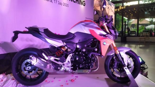 Naked Bike BMW F 900 R Meluncur, Harganya Tembus Rp 380 Juta