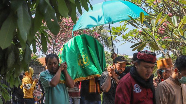 Rombongan pelayat membawa jenazah komedian Omaswati untuk dimakamkan di TPU Cisalak, Cimanggis, Depok, Jawa Barat, Jumat (17/7). [Suara.com/Alfian Winanto]