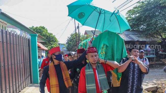 Rombongan pelayat membawa jenazah komedian Omaswati untuk dimakamkan di TPU Cisalak, Cimanggis, Depok, Jawa Barat, Jumat (17/7). [Suara.com/Alfian Winanto]