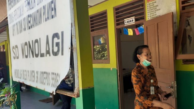 Minim Fasilitas, Karitas Rela Sisihkan Gaji untuk Operasional SD Wonolagi