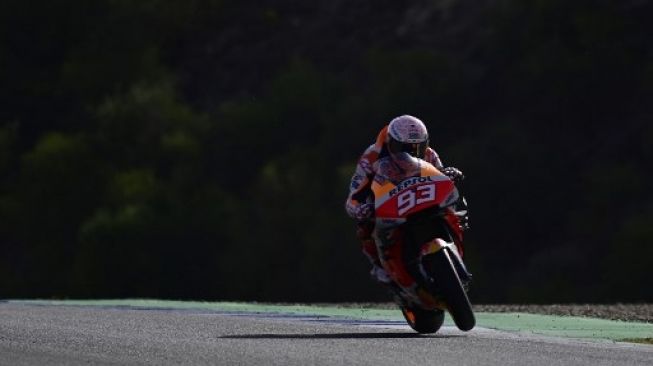 Pebalap Repsol Honda Marc Marquez beraksi di sesi latihan bebas pertama (FP1) MotoGP Jerez, Jumat (17/7/2020). [AFP]