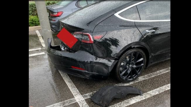 Kondisi bumper Tesla Model 3 setelah terjang genangan air (Carscoops)