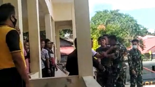 Beredar Video Pria Berseragam Loreng Ngamuk di Kantor Polisi