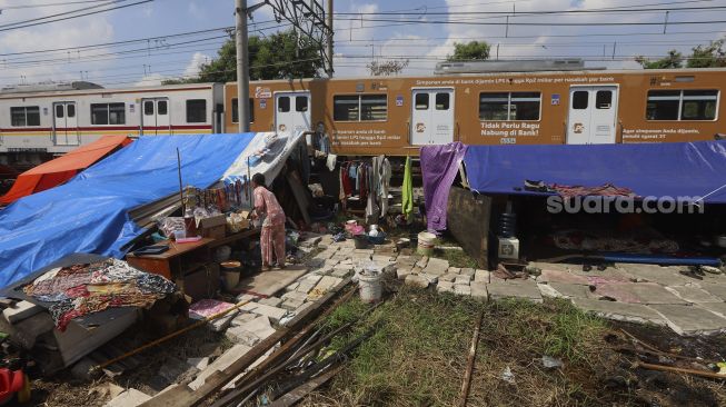 Warga Kampung Muka beraktivitas di tenda darurat yang didirikan secara mandiri setelah penggusuran pada 15 Juli 2020 lalu di Kawasan Stasiun Kampung Bandan, Jakarta, Jumat (17/7/2020). [Suara.com/Angga Budhiyanto]