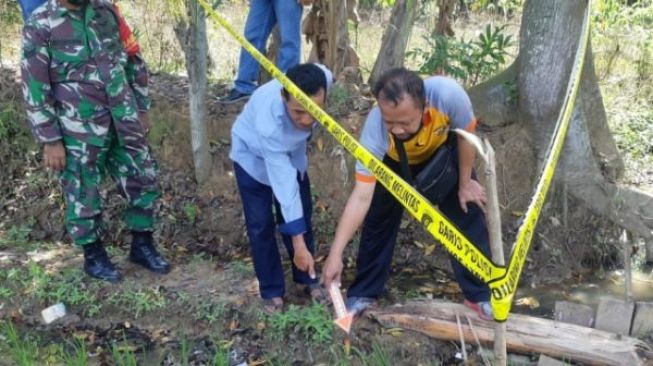 Temukan Benda Aneh, Warga Lebak Kubur di Samping Rumah, Ternyata...