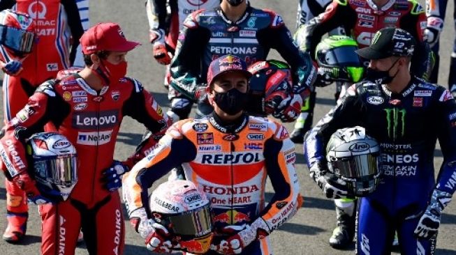 Pebalap Repsol Honda Marc Marquez dan pebalap lain bersiap menjalani sesi latihan bebas pertama (FP1) MotoGP Jerez, Jumat (17/7/2020). [AFP]