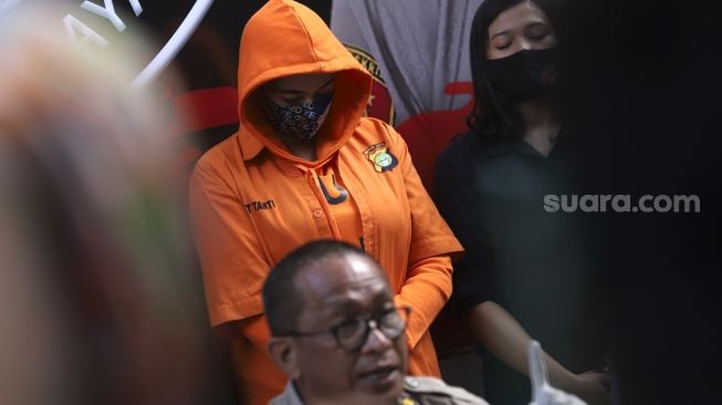 Model Catherine Wilson atau Keket dihadirkan sebagai tersangka saat rilis perkara kasus dugaan penyalahgunaan narkoba di Direktorat Reserse Narkoba Polda Metro Jaya, Jakarta, Sabtu (18/7/2020). [Suara.com/Angga Budhiyanto]