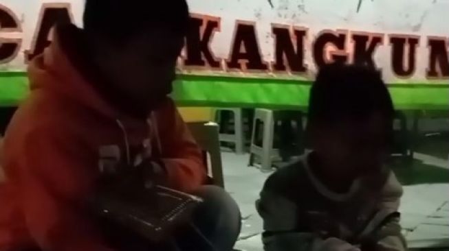 Bocah 10 Tahun Ajak Adik Balita Jualan Klepon, Bikin Warganet Menangis