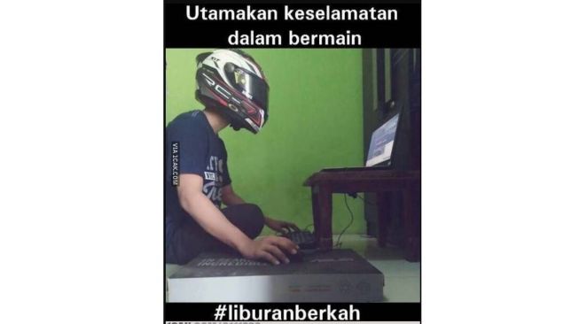 Maksud menggunakan helm saat main laptop buat apa coba (1cak)