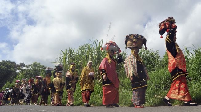 arak-arakan "Kapalo Ameh", pernikahan adat Minangkabau, di Nagari Lawang, Kab. Agam, Sumatera Barat, Sabtu (18/7/2020). [ANTARA FOTO/Iggoy el Fitra]