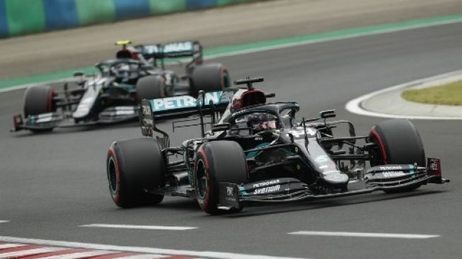 Dua pebalap Mercedes Lewis Hamilton (depan) dan Valtteri Bottas saat sesi kualifikasi F1 GP Hungaroring di sirkuit Hungaroring. Darko Bandic / POOL / AFP