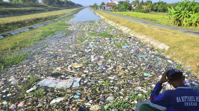 Sampah plastik memenuhi saluran irigasi di Desa Brakas, Dempet, Demak, Jawa Tengah (18/7/2020). [ANTARA FOTO/Yusuf Nugroho]