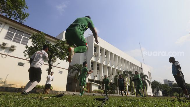 Sejumlah pemain Timnas Garuda INAF (Indonesia Amputee Football) melakukan pemanasan sebelum menjalani sesi latihan di lapangan Rumah Sakit Suyoto, Bintaro, Jakarta, Sabtu (18/7/2020). [Suara.com/Angga Budhiyanto]