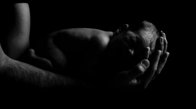 Ilustrasi bayi baru lahir (Unsplash/Isaac Quesada)
