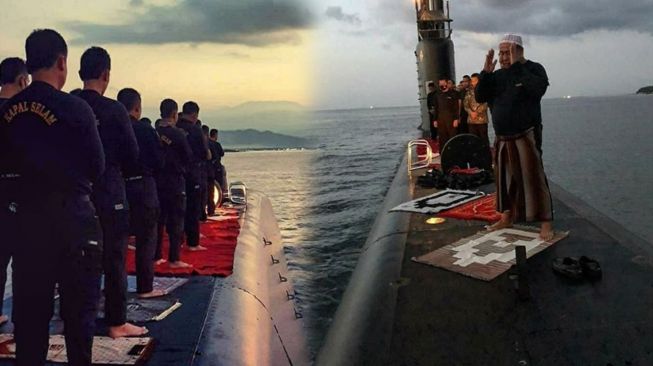 Saat Anggota TNI Salat di Atas Kapal Selam