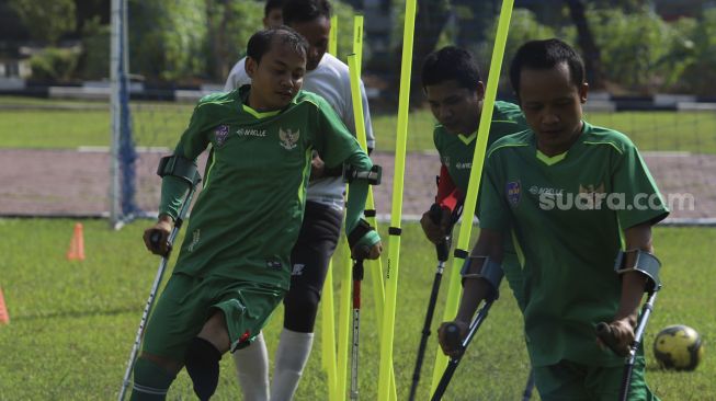 Sejumlah pemain Timnas Garuda INAF (Indonesia Amputee Football) menjalani sesi latihan di lapangan Rumah Sakit Suyoto, Bintaro, Jakarta, Sabtu (18/7/2020). [Suara.com/Angga Budhiyanto]