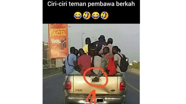 Mungkin dikira pria ini tempat pegangan ya(Instagram-kelewatkocak)