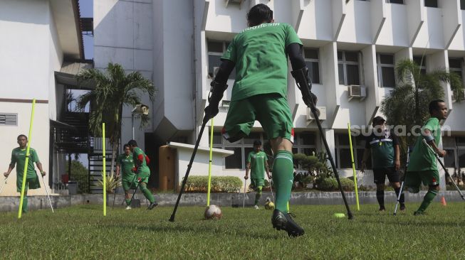 Sejumlah pemain Timnas Garuda INAF (Indonesia Amputee Football) menjalani sesi latihan di lapangan Rumah Sakit Suyoto, Bintaro, Jakarta, Sabtu (18/7/2020). [Suara.com/Angga Budhiyanto]