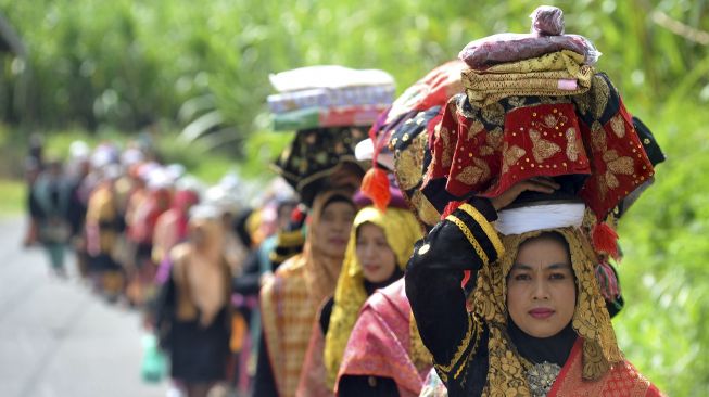 arak-arakan "Kapalo Ameh", pernikahan adat Minangkabau, di Nagari Lawang, Kab. Agam, Sumatera Barat, Sabtu (18/7/2020). [ANTARA FOTO/Iggoy el Fitra]