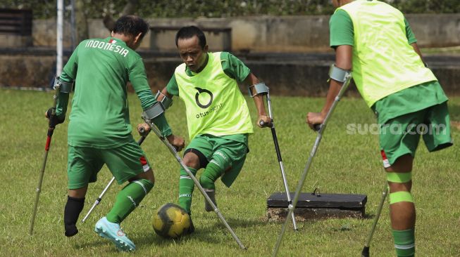 Sejumlah pemain Timnas Garuda INAF (Indonesia Amputee Football) menjalani sesi latihan di lapangan Rumah Sakit Suyoto, Bintaro, Jakarta, Sabtu (18/7/2020). [Suara.com/Angga Budhiyanto]