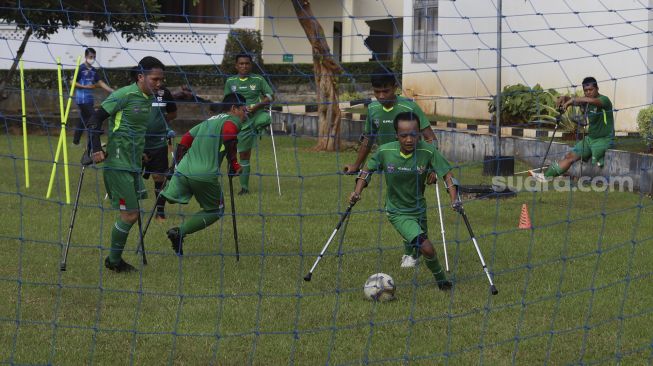 Sejumlah pemain Timnas Garuda INAF (Indonesia Amputee Football) menjalani sesi latihan di lapangan Rumah Sakit Suyoto, Bintaro, Jakarta, Sabtu (18/7/2020). [Suara.com/Angga Budhiyanto]