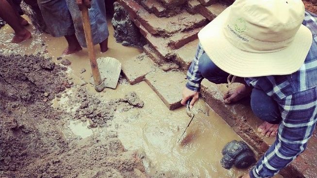 Tim BPCB Jawa Timur melakukan ekskavasi struktur kuno di Dusun Kebonagung, Desa Brumbung, Kecamatan Kepung, Kabupaten Kediri. [Instagram@kecamatankepung_kabkediri]