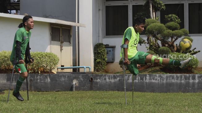 Sejumlah pemain Timnas Garuda INAF (Indonesia Amputee Football) menjalani sesi latihan di lapangan Rumah Sakit Suyoto, Bintaro, Jakarta, Sabtu (18/7/2020). [Suara.com/Angga Budhiyanto]