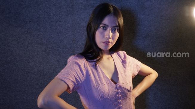 Model Devi Indriani berpose saat berkunjung ke kantor Suara.com, Jakarta Selatan, Jumat (17/7/2020) [Suara.com/Peter Johannes Rotti].