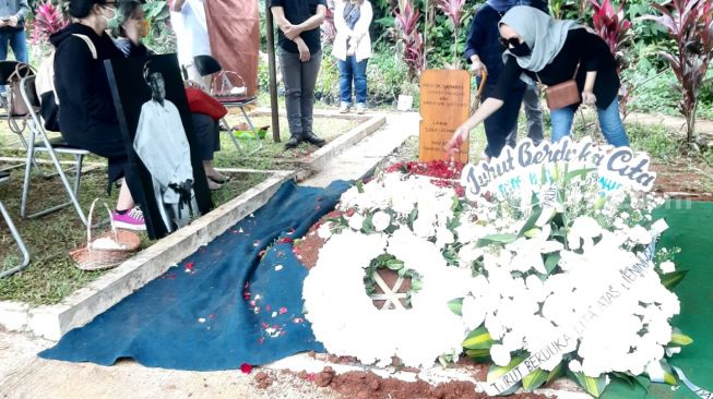 Suasana pemakaman Sapardi Djoko Damono [Suara.com/Yuliani]